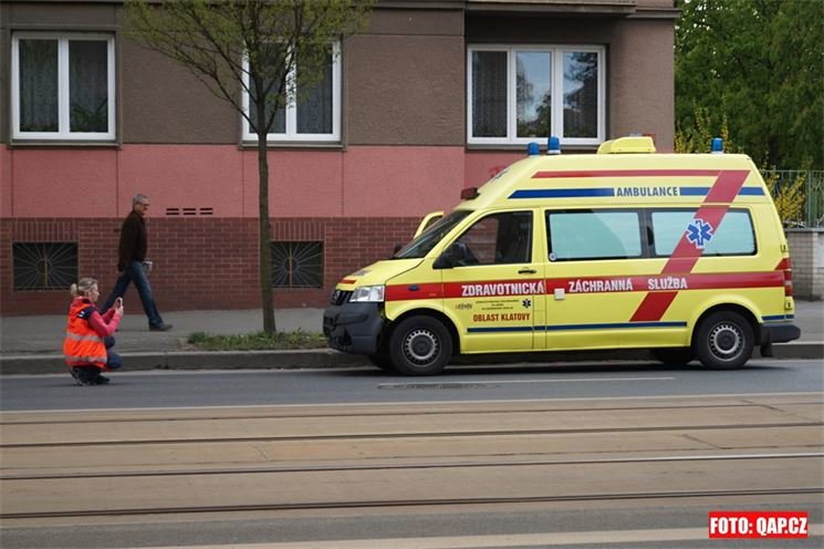 Nehoda sanitky a osobního auta na náměstí Míru. Nehoda sanitky a osobního auta na náměstí Míru.