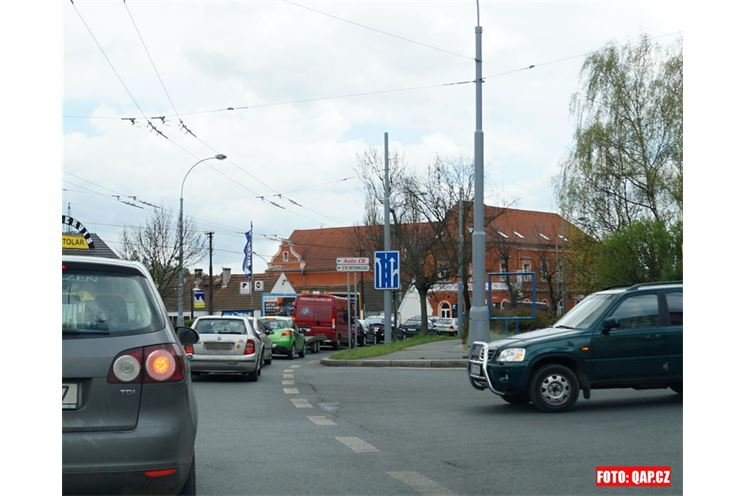 Kolony jsou na všech příjezdových komunikacích v Doudlevcích. 