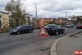 U značky je vidět přechod do vyfrézované části. To je důvod, proč řidiči v místech zpomalují. Stejný přechod je také v oblasti u vodárny pod Homolkou. 