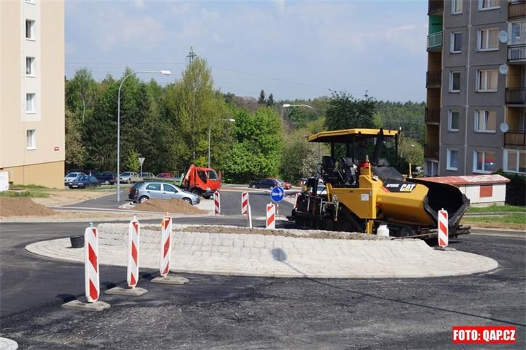 Stavba kruhového objezdu v Rabštejnské jde do finiše. Od 2. května bude plně průjezdný. 