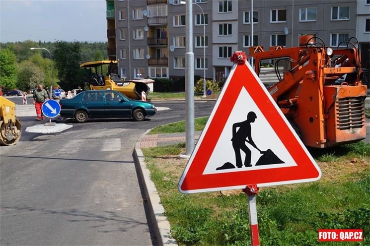 Stavba kruhového objezdu v Rabštejnské jde do finiše. Od 2. května bude plně průjezdný. 