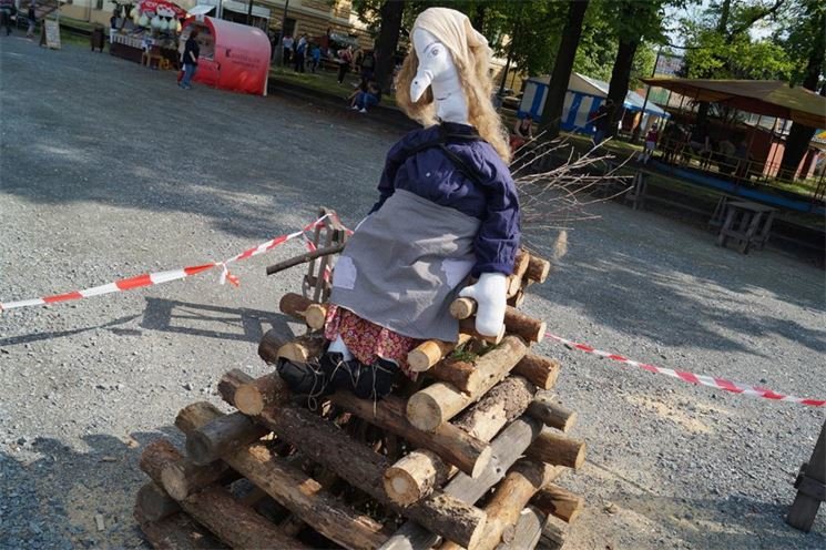 Májka a pálení čarodějnic ve Štruncových sadech. Májka a pálení čarodějnic ve Štruncových sadech.