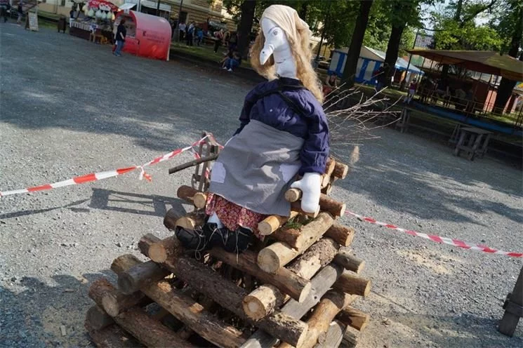 Májka a pálení čarodějnic ve Štruncových sadech. Májka a pálení čarodějnic ve Štruncových sadech.