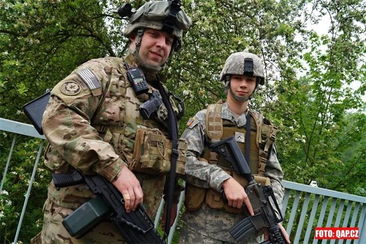 Slavnosti svobody 2014. Program nabízí i areál za Plazou, návštěvníkům je k dispozici i kemp vojenské techniky. 