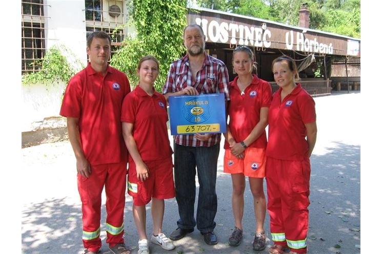 předání peněz vodním záchranářům předání peněz vodním záchranářům