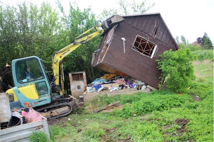 Demolice obydlí pro asociální osoby ve Skvrňanech.&nbsp;