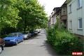 Ulice Na vršíčkách, která propojuje Břeňkovu ulici s Borskou zadní stranou za zástavbou domů.