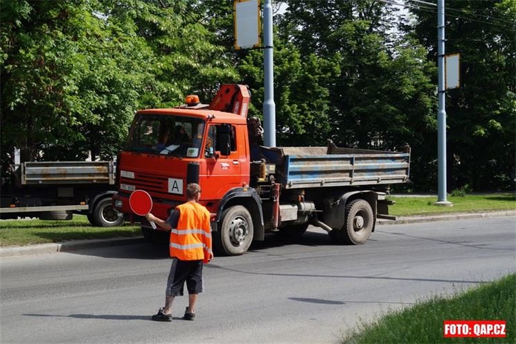 Opravy v Borské ulici způsobily komplikace.