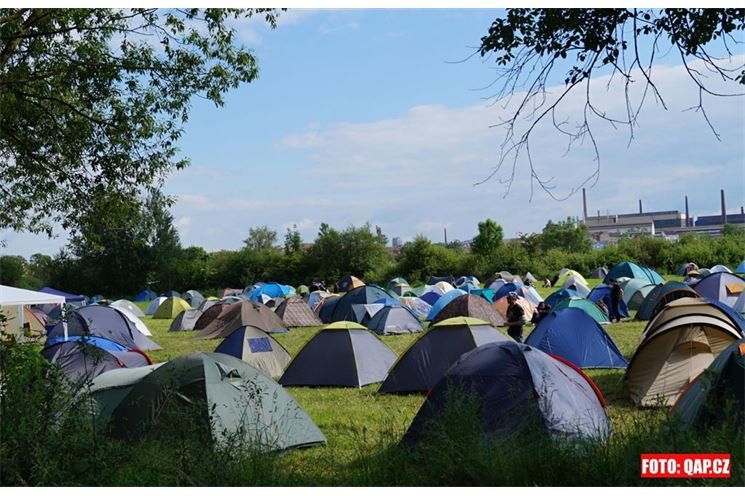 Na louce u ZOO vyrostlo stanové městečko. Na louce u ZOO vyrostlo stanové městečko.