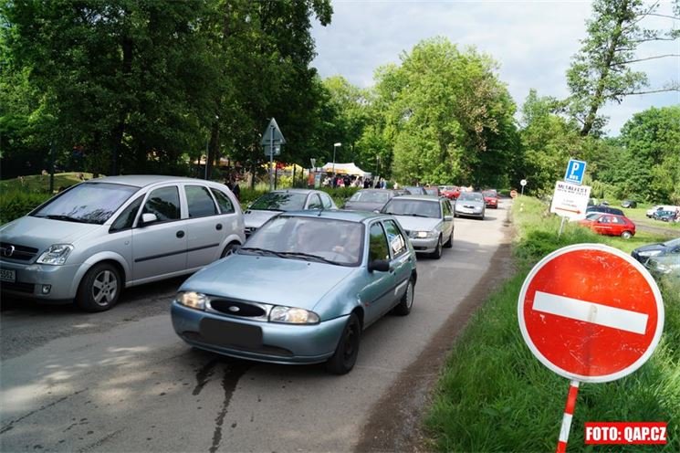 Okolí ZOO už je přeplněné auty. Okolí ZOO už je přeplněné auty.