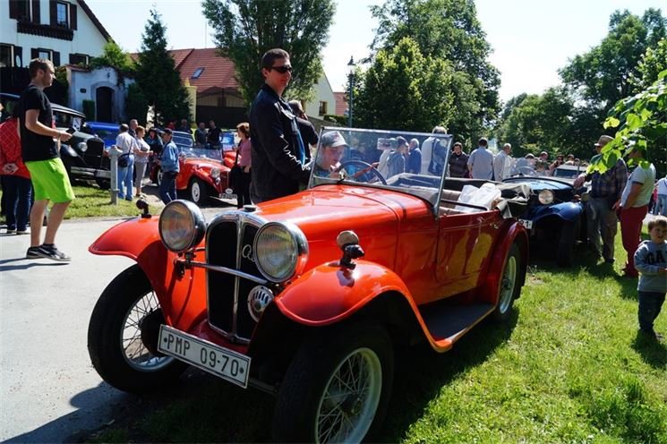 25. ročník Jízdy historických vozidel okolím Plzně odstartoval z Bolevecké návsi.