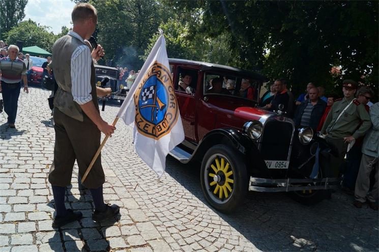 25. ročník Jízdy historických vozidel okolím Plzně odstartoval z Bolevecké návsi.