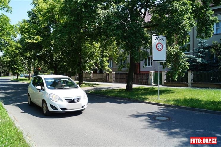 Pro celou lokalitu Schwarzova platí maximální rychlost 30 kilometrů v hodině.