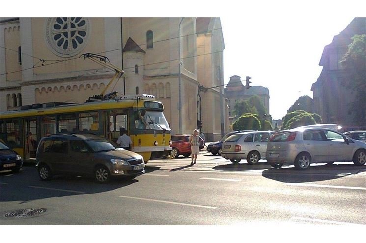 Srážka tramvaje s osobním autem na Chodském náměstí v Plzni.