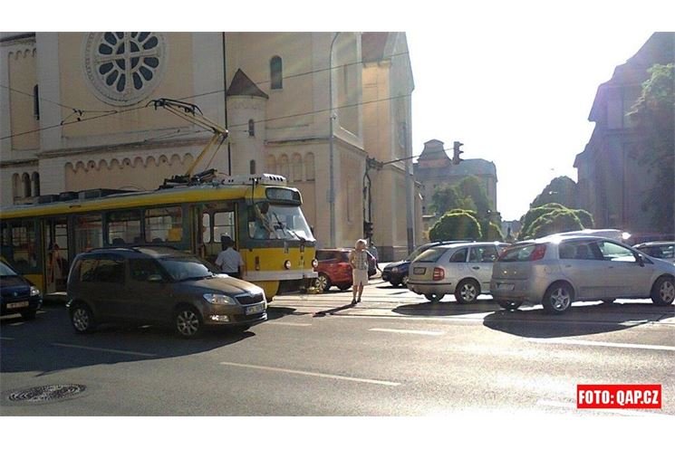Srážka tramvaje s osobním autem na Chodském náměstí v Plzni.