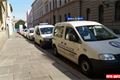 Do Veleslavínovy ulice se přestěhovala auta městské policie, která stála v Dominikánské, tam se ale teď opravuje povrch silnice.