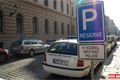 Do Veleslavínovy ulice se přestěhovala auta městské policie, která stála v Dominikánské, tam se ale teď opravuje povrch silnice.