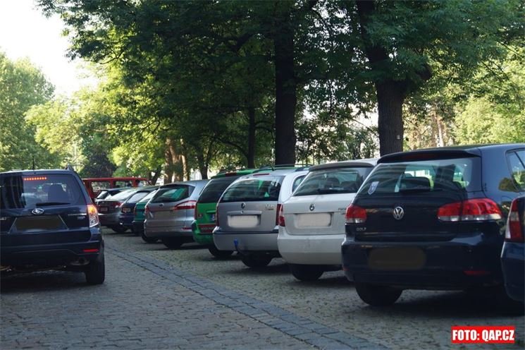 Jedno z momentálně nejvytíženějších parkovišť - u Paláce Ehrlich.