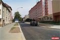 Nový povrch silnice ve Chválenické ulici je jen provizorní, na podzim se začne budovat nové parkoviště.