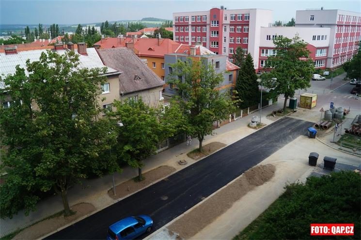 Chválenická ulice po dokončení rekonstrukce kanalizace v přední části u náměstí Milady Horákové.