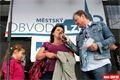 Balonová show 2014. Výherkyně letu balonem Jitka Tořínská s modeátorem Petrem Jančaříkem.