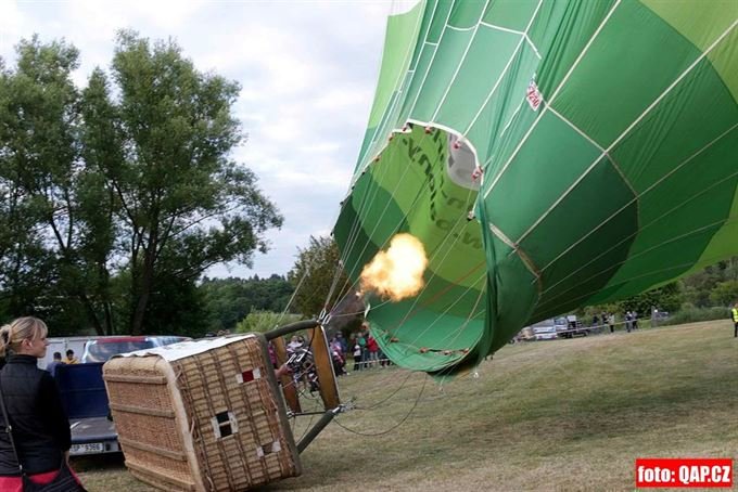 Balonová show 2014. Nafukování horkovzdušného balonu...