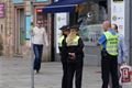 Na náměstí dohlíží na dopravu strážníci městské policie.