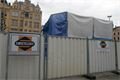 Kašny na náměstí Republiky v Plzni jsou 28.července ještě zahaleny 