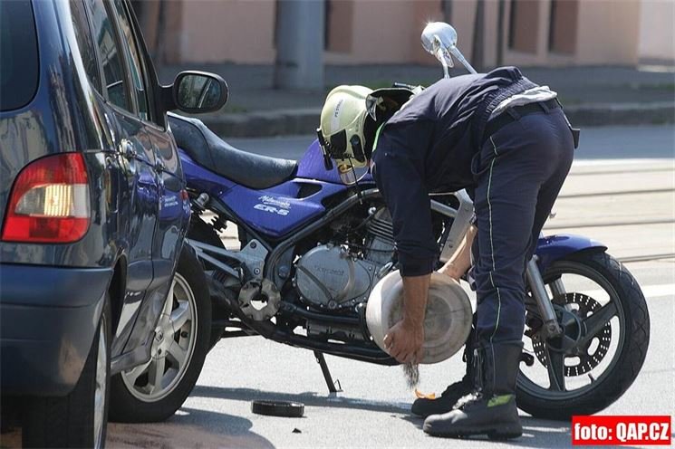 nehoda moto auto Klatovská (8) nehoda moto auto Klatovská (8)