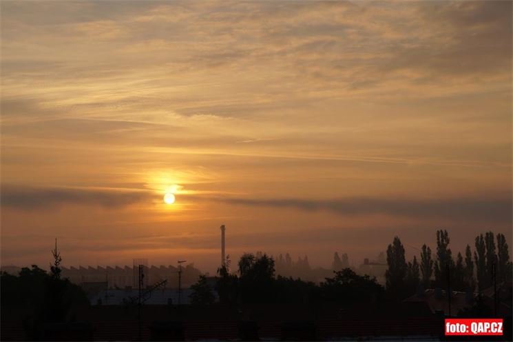 Východ slunce nad plzní. Foto QAP.CZ Východ slunce nad plzní. Foto QAP.CZ