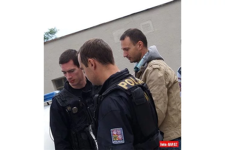 Soud rozhoduje o vazbě obviněného z kyselinového útoku_QAP_foto (8)