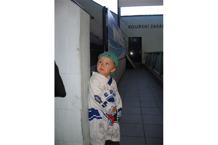malý a zamračený fanoušek v dresu Straky Jakub 