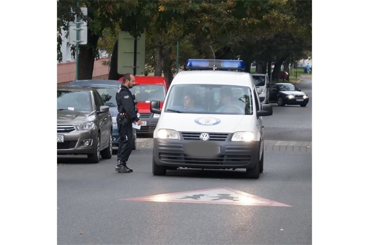 Špatné parkování ve Schwarzově ulici_foto_čtenář QAP (6) Špatné parkování ve Schwarzově ulici_foto_čtenář QAP (6)