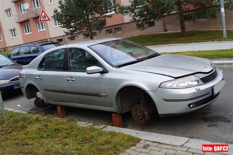 Vykradené auto v Tomanově ulici_QAP_foto (2)