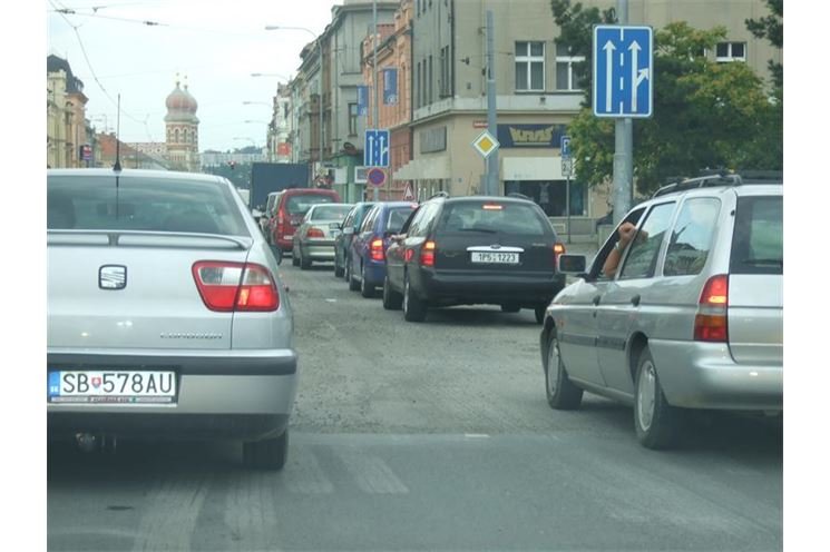 Frézování vozovky Klatovská třída Plzeň / 8.srpna 2010 / foto QAP.CZ 