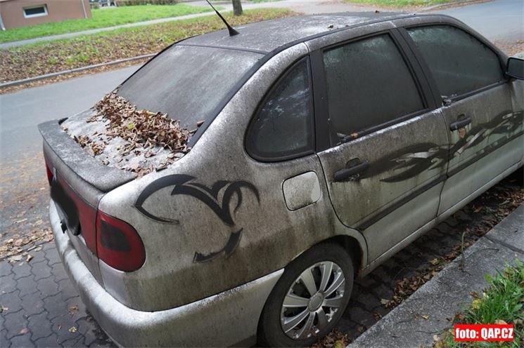 Autovraky v ulicích_QAP_foto