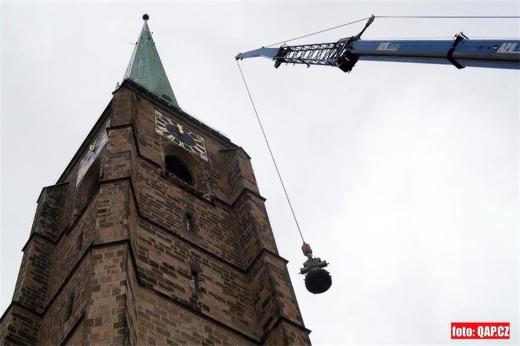 Zvedání zvonů na věž katedrály sv. Bartoloměje_QAP_foto (12)