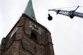 Zvedání zvonů na věž katedrály sv. Bartoloměje_QAP_foto (34)