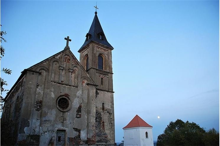 večerní kostel sv. Máří Magdalény a zvonice 