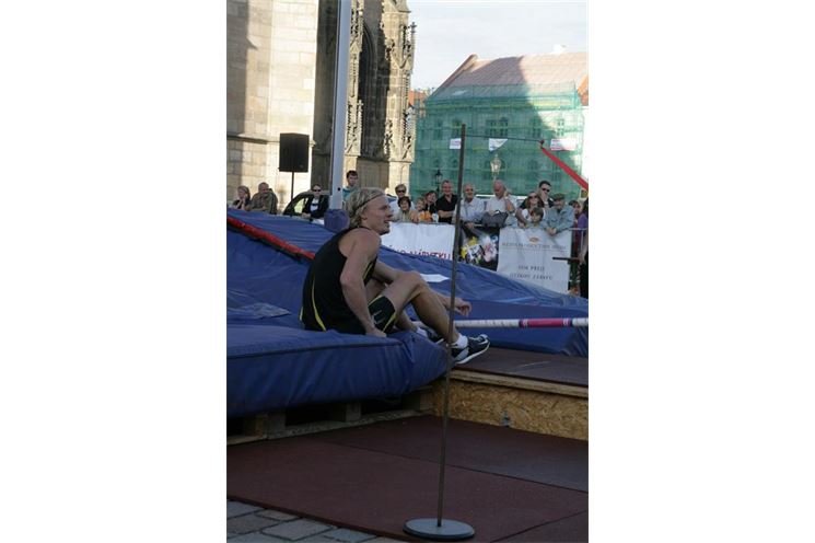 Plzeňská tyčka /vítěz Michal Balner po zdolání výšky 5,60m Plzeňská tyčka /vítěz Michal Balner po zdolání výšky 5,60m