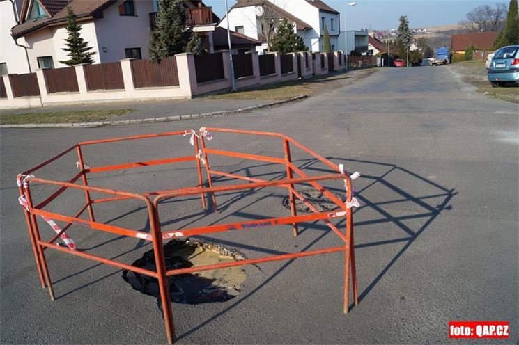 Propadlá vozovka_QAP_foto (3)