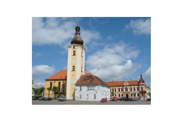 Náměstí v Dobřanech před rekonstrukcí Náměstí v Dobřanech před rekonstrukcí
