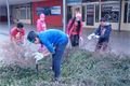 Děti osázely květníky v atriu (3)