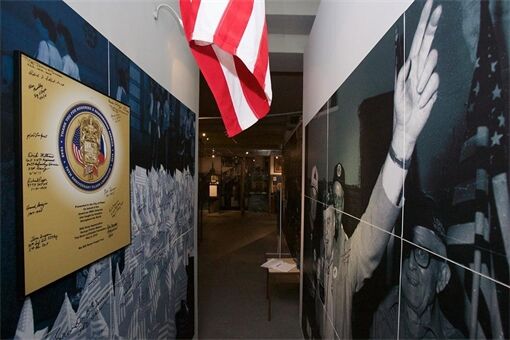 003 odhalení plátna s podpisy veteránů 2015-06-11