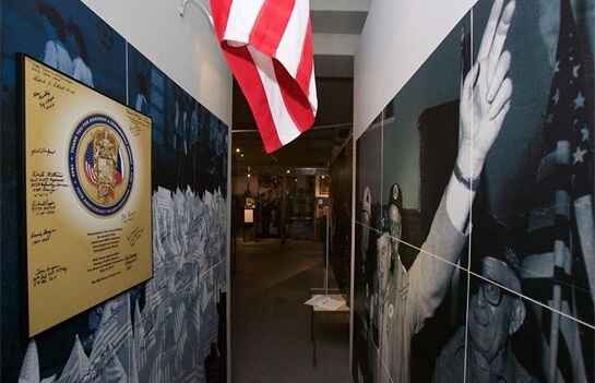 003 odhalení plátna s podpisy veteránů 2015-06-11