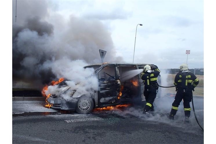 13.7.2015 požár dodávky D5 (2) 13.7.2015 požár dodávky D5 (2)