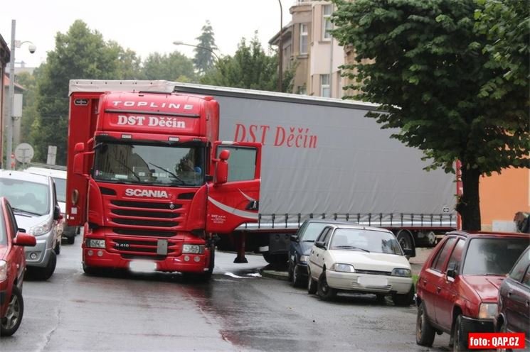 kamion uvízl v ulici Zikmunda Wintra (14)