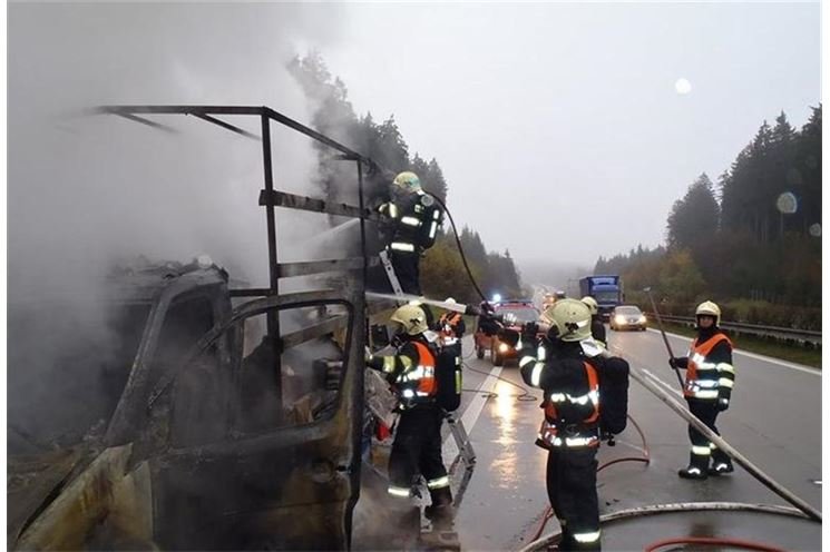 FOTO_HZSPK_požár vozu na D5