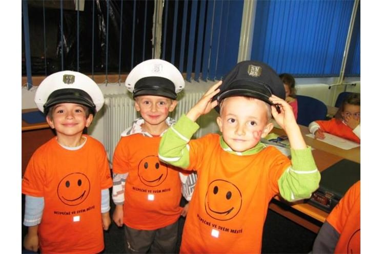 deti-si-vyzkousely-i-policejni-cepice