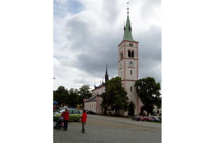 Chrám svaté Markéty v Kašperských Horách, Wikipedia, autor: Aktron, licence (CC BY-SA 3.0)